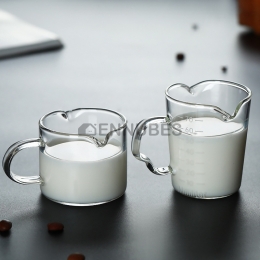 Taza de Café de Vidrio con Doble Pico y Escala