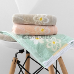 Toalla de Algodón Suave con Estampado de Pétalos