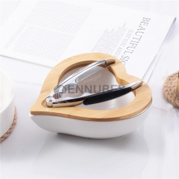 Plato de Frutos Secos Con Pinzas Nueces Rayas Aperitivos Corazón